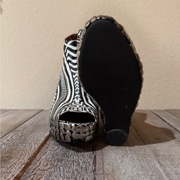 Black and White Geometric Women's Shoes - Picture 11 of 12